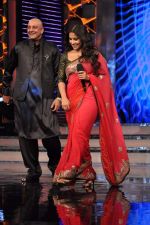 Vidya Balan, Sanjay Dutt at The Dirty Picture promotion on the sets of Big Boss 5 in Lonavala on 26th Nov 2011 (46).JPG